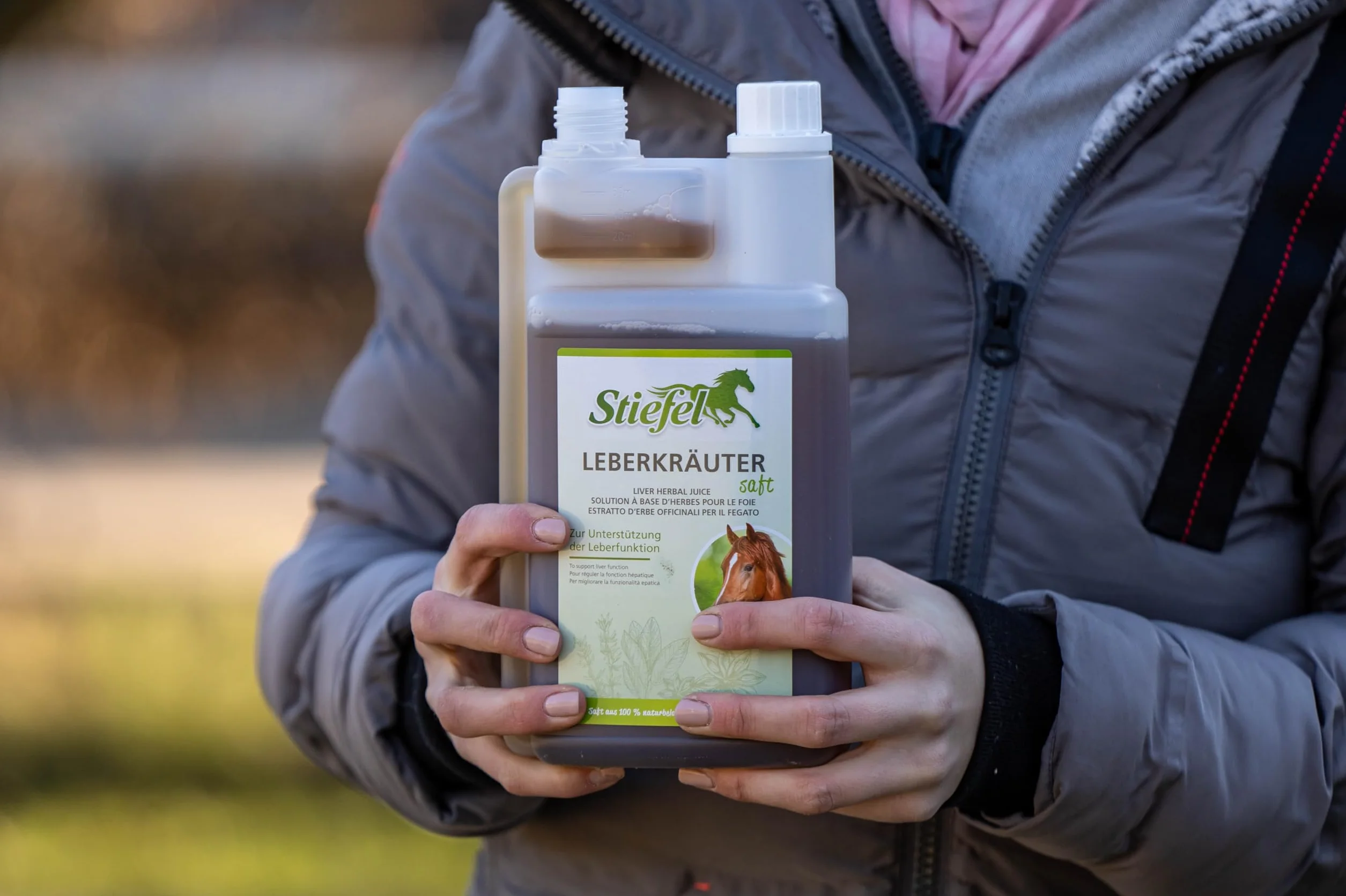 Stiefel Leberkräutersaft für Pferde, aus Einer 100% naturbelassenen Kräutermischung, kann zur Unterstützung der Leberfunktion beitragen, mit Bitter- & Gerbstoffen, flüssig mit Dosierflasche, 1l
