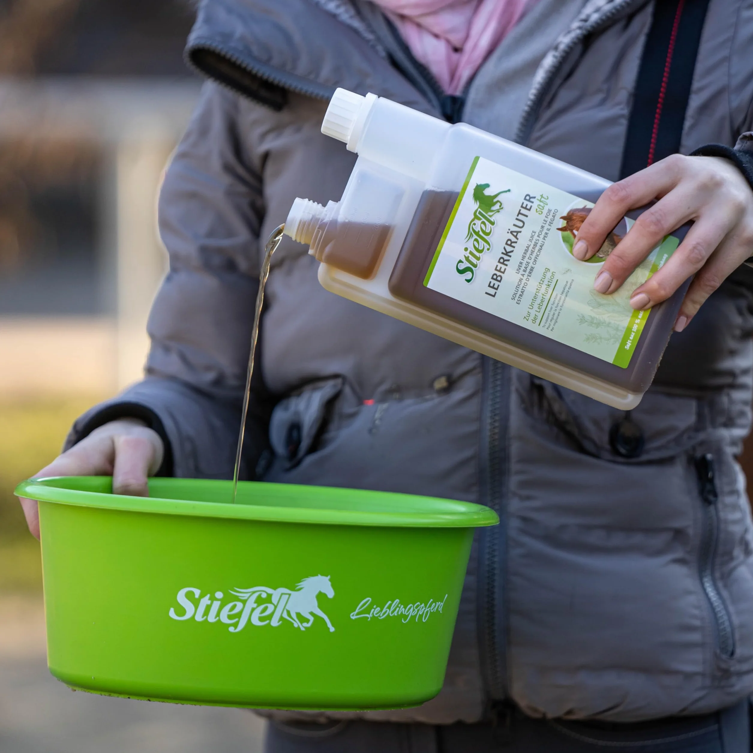 Stiefel Leberkräutersaft für Pferde, aus Einer 100% naturbelassenen Kräutermischung, kann zur Unterstützung der Leberfunktion beitragen, mit Bitter- & Gerbstoffen, flüssig mit Dosierflasche, 1l