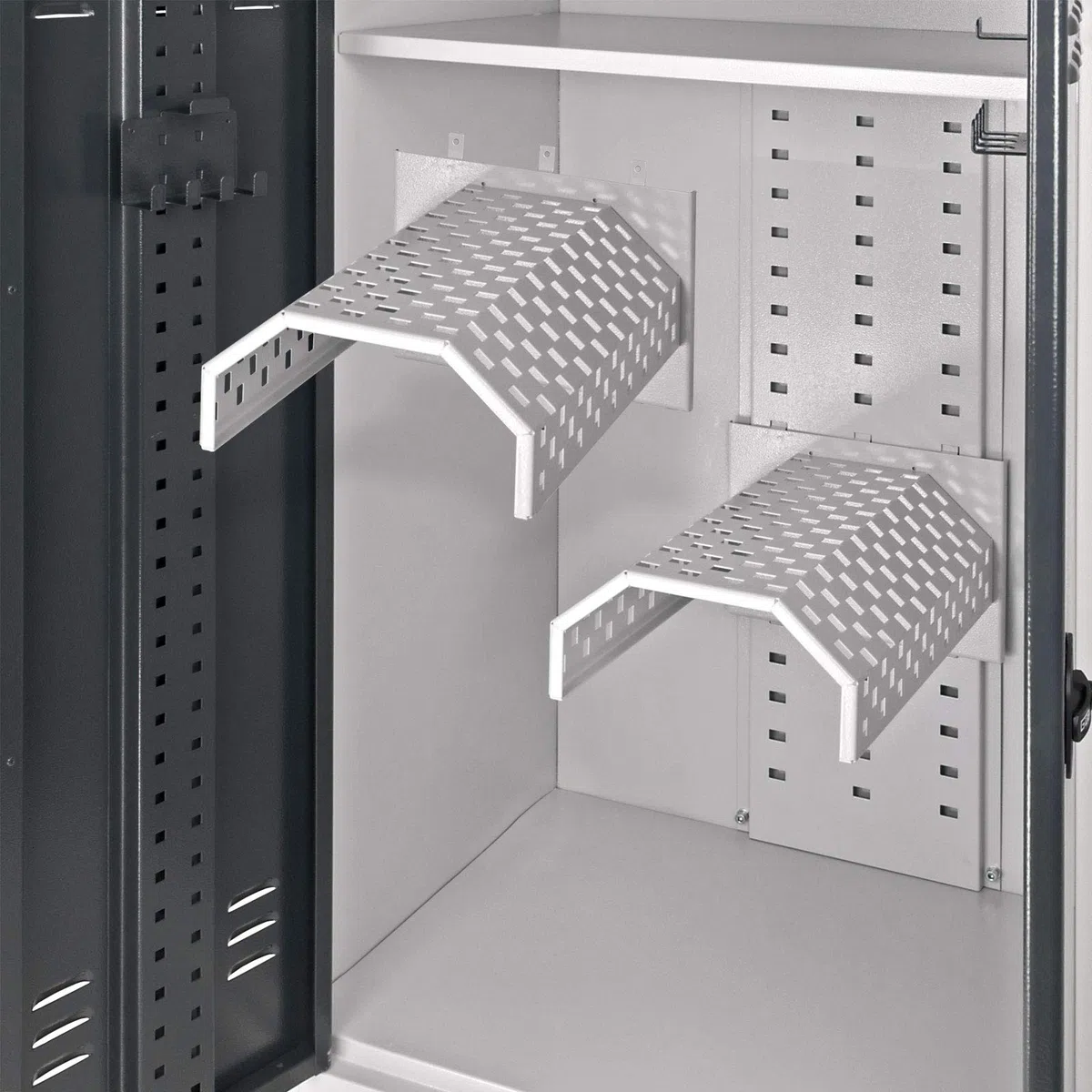 DEMA Sattelschrank Kentucky Metallschrank Sattelspind 2 Sättel