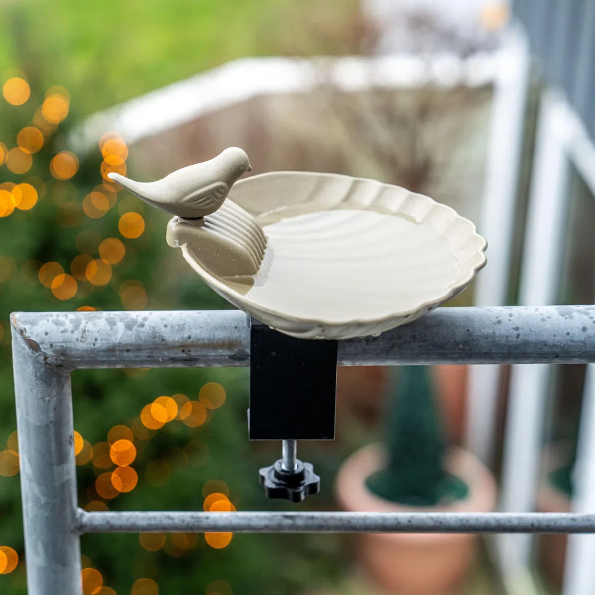 CJ Wildlife Vogeltränke Balkon – Vogeltränke Winterfest mit Verstellbarer Halteklemme – Pflanzliches Material Grün – Wasserschale für Vögel ganzjährig Frostbeständig