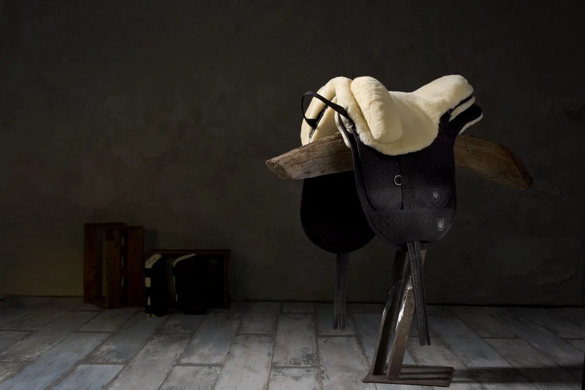 Fellsattel Premium Plus WERNER CHRIST – Hochwertiger baumloser Lammfellsattel in Handarbeit gefertigt, Bare-back-pad Pferde-Sattel aus echtem Lammfell in natur, anthrazit, braun, Gr. Pony, Shetty, Warmblut